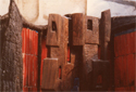 Nomades - Hier l'Afghanistan, 1979. Bois, céramique et tissage. (FNAC)